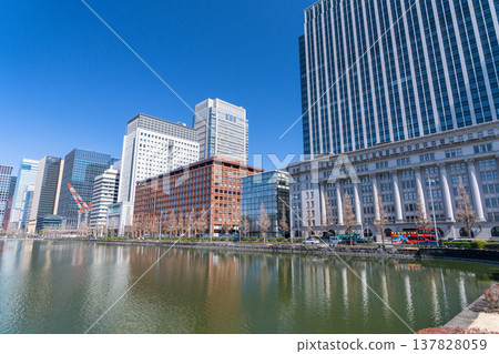 東京：沿護城河的丸之內辦公區。 137828059