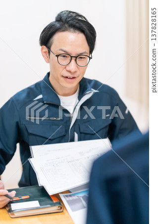 房屋檢查和維修方案。召開會議討論屋頂和外牆維修事宜。 房屋檢查和維修方案。召開會議討論屋頂和外牆維修事宜。 137828165