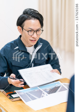 房屋檢查和維修方案。召開會議討論屋頂和外牆維修事宜。 房屋檢查和維修方案。召開會議討論屋頂和外牆維修事宜。 137828166