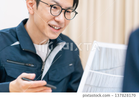 房屋檢查和維修方案。召開會議討論屋頂和外牆維修事宜。 房屋檢查和維修方案。召開會議討論屋頂和外牆維修事宜。 137828170