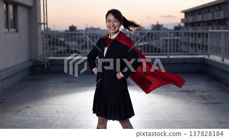 一個披著斗篷的高中女生 137828184