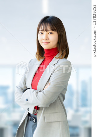 微笑的女人/雙臂交叉的女商人 137829252