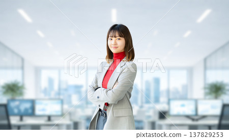 微笑的女人/雙臂交叉的女商人 137829253