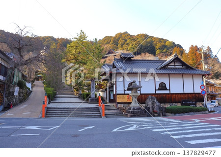 從長谷寺前的寺廟小鎮眺望（奈良縣櫻井市） 137829477