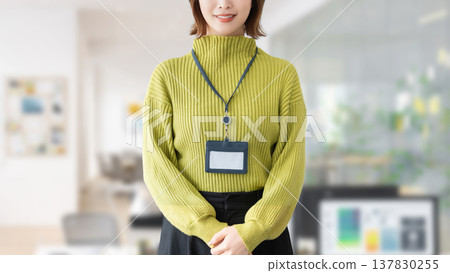 微笑的女人/女商人 137830255