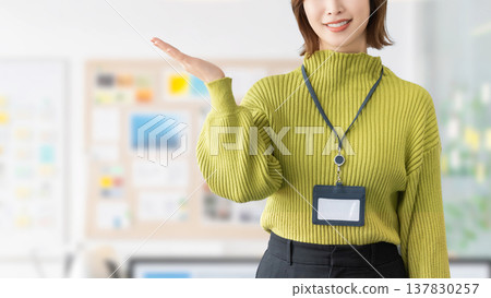 用手引導的女性/女商人 137830257