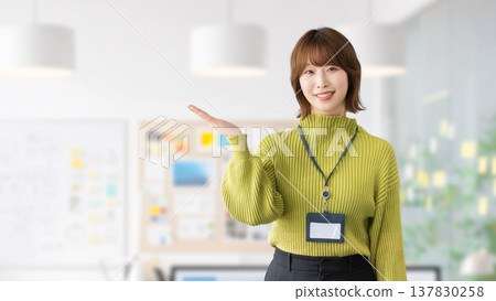 用手引導的女性/女商人 用手引導的女性/女商人 137830258