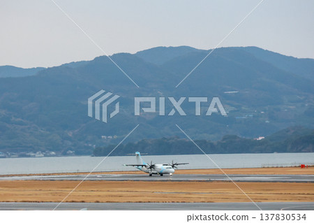 冬日燈光照亮了長崎機場 冬日燈光照亮了長崎機場 137830534
