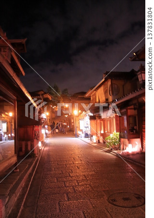 Kyoto, Ninenzaka, Sannenzaka, Nighttime cherry blossom scenery at Kiyomizu-dera Temple Kyoto, Ninenzaka, Sannenzaka, Nighttime cherry blossom scenery at Kiyomizu-dera Temple 137831804