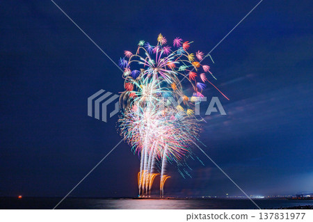 夜空中閃耀著五彩繽紛的星芒 137831977