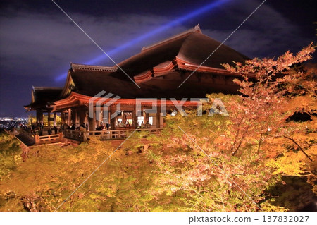 Kyoto, Ninenzaka, Sannenzaka, Nighttime cherry blossom scenery at Kiyomizu-dera Temple Kyoto, Ninenzaka, Sannenzaka, Nighttime cherry blossom scenery at Kiyomizu-dera Temple 137832027