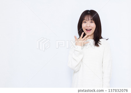 微笑和驚訝的女人 137832076