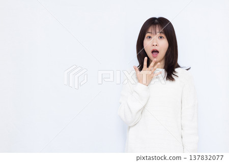 微笑和驚訝的女人 137832077
