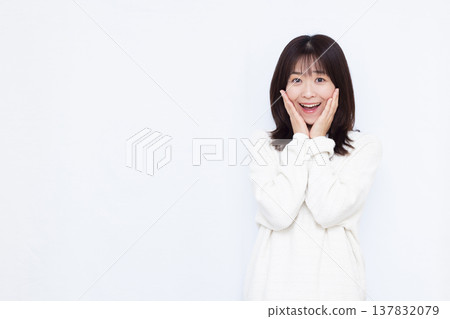 微笑和驚訝的女人 137832079