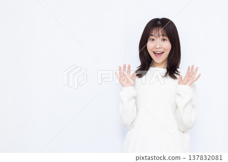 微笑和驚訝的女人 137832081