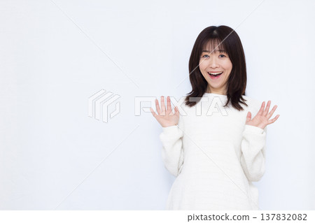 微笑和驚訝的女人 137832082