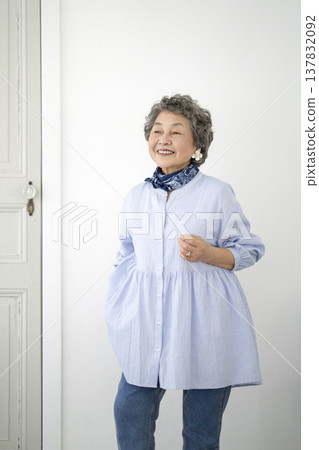 一位微笑的資深婦女 一位微笑的資深婦女 137832092