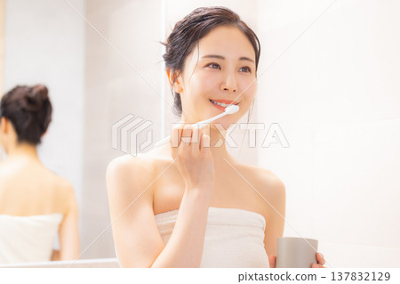 年輕女子在浴室刷牙 137832129