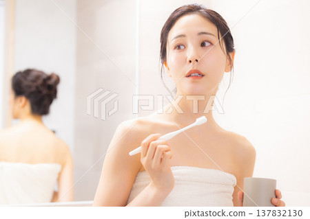 年輕女子在浴室刷牙 137832130