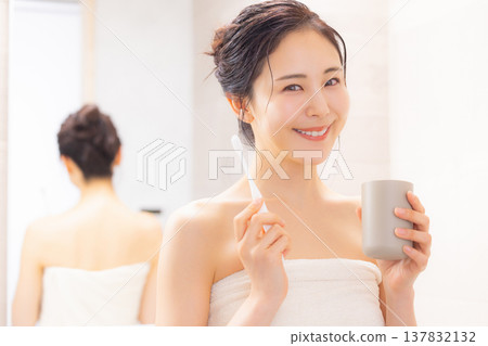 年輕女子在浴室刷牙 137832132