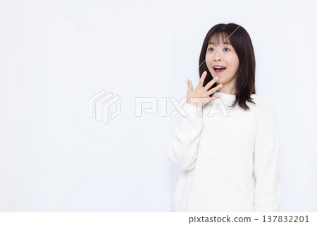 微笑和驚訝的女人 137832201