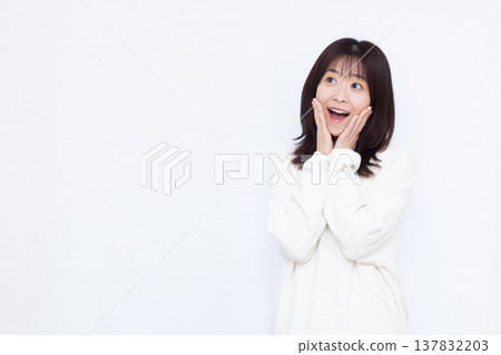 微笑和驚訝的女人 137832203
