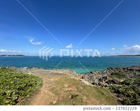 藍色的大海和天空 藍色的大海和天空 137832229