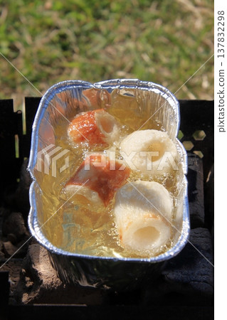獨自一人在滋賀縣琵琶湖畔露營 獨自一人在滋賀縣琵琶湖畔露營 137832298