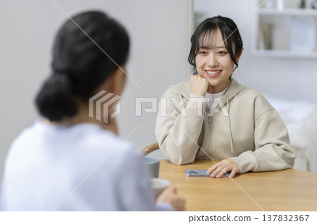 一位年輕女子麵帶微笑地交談;母女對話;圖片 一位年輕女子麵帶微笑地交談;母女對話;圖片 137832367