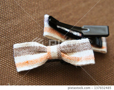 手工製作的棕色橙色條紋緞帶髮夾 137832485