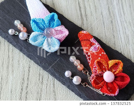 Handmade hairpin with cute dangling bead charms, featuring tsumami zaiku (traditional Japanese fabric flower) technique. Available in red and light blue. Handmade hairpin with cute dangling bead charms, featuring tsumami zaiku (traditional Japanese fabric flower) technique. Available in red and light blue. 137832525