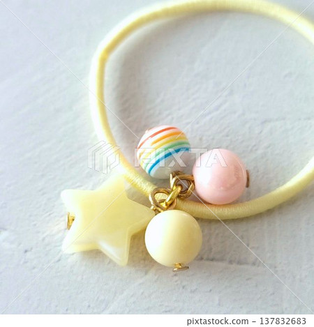 手工製作的彩色串珠兒童髮圈，淡黃色，帶有星星圖案。 137832683