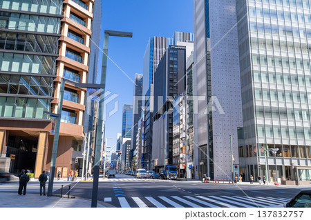 東京京橋地區的都市景觀－建築峽谷 137832757