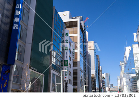 東京銀座城市景觀-摩天大樓的峽谷 東京銀座城市景觀-摩天大樓的峽谷 137832801