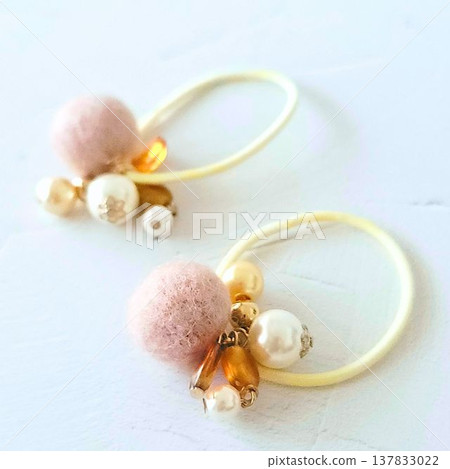 手工製作的兒童髮圈，綴滿彩色珠子和毛絨球吊墜 137833022