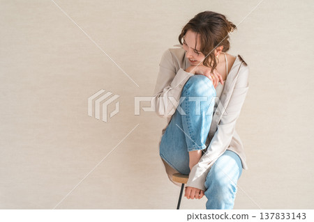 高腳椅，身穿牛仔服的女模特兒坐在椅子上 137833143