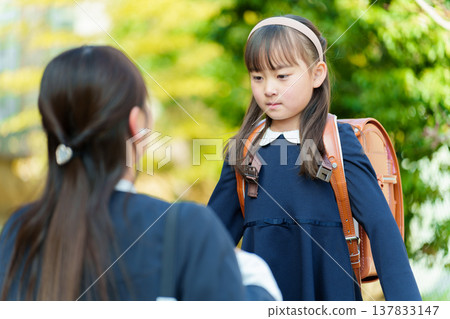 一個女孩和一個媽媽背著書包 一個女孩和一個媽媽背著書包 137833147