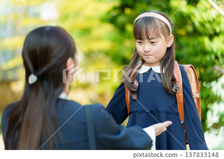 一個女孩和一個媽媽背著書包 137833148