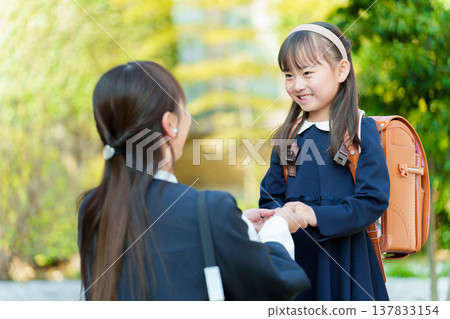 一個女孩和一個媽媽背著書包 137833154