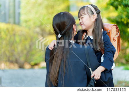 一個女孩和一個媽媽背著書包 137833155