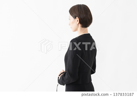 身著喪服的女子 葬禮照片 137833187