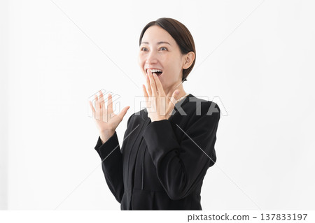 身著喪服的女子 葬禮照片 身著喪服的女子 葬禮照片 137833197