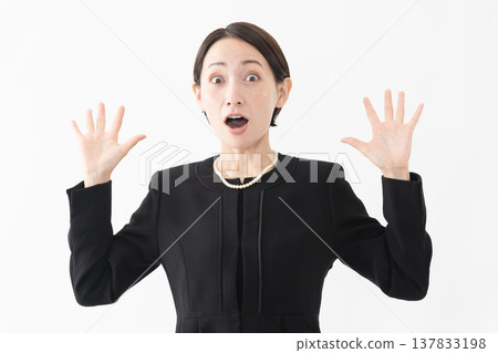 身著喪服的女子 葬禮照片 137833198