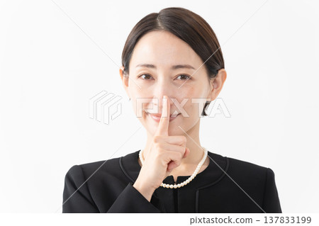 身著喪服的女子 葬禮照片 身著喪服的女子 葬禮照片 137833199