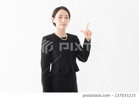 身著喪服的女子 葬禮照片 身著喪服的女子 葬禮照片 137833215