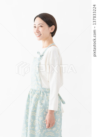 一位穿著圍裙的女士的生活方式圖片 一位穿著圍裙的女士的生活方式圖片 137833224