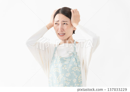 Woman wearing an apron Lifestyle image Woman wearing an apron Lifestyle image 137833229