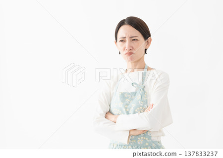 Woman wearing an apron Lifestyle image Woman wearing an apron Lifestyle image 137833237