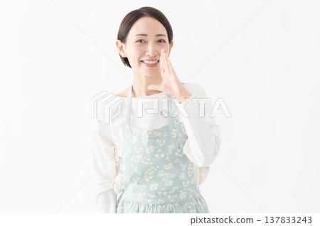 一位穿著圍裙的女士的生活方式圖片 137833243