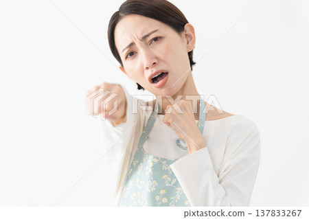 一位穿著圍裙的女士的生活方式圖片 一位穿著圍裙的女士的生活方式圖片 137833267